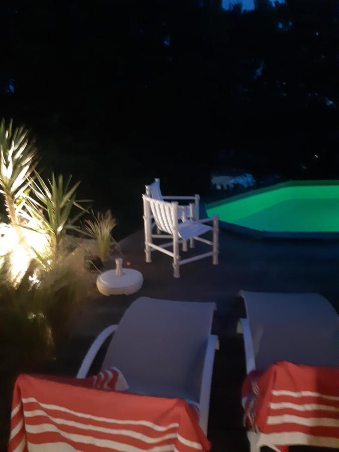 Le Calme De La Garrigue Bed and Breakfast Russan Exteriör bild